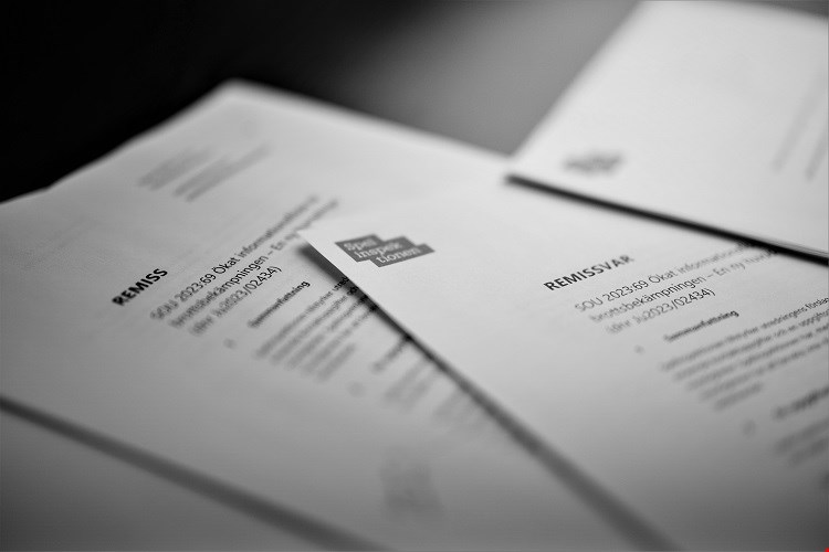 Papper som ligger slarvigt på ett skrivbord med text Remiss